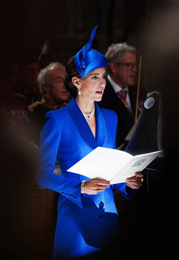 La princesa de Gales, radiante de azul eléctrico con perlas heredadas de Diana e Isabel II