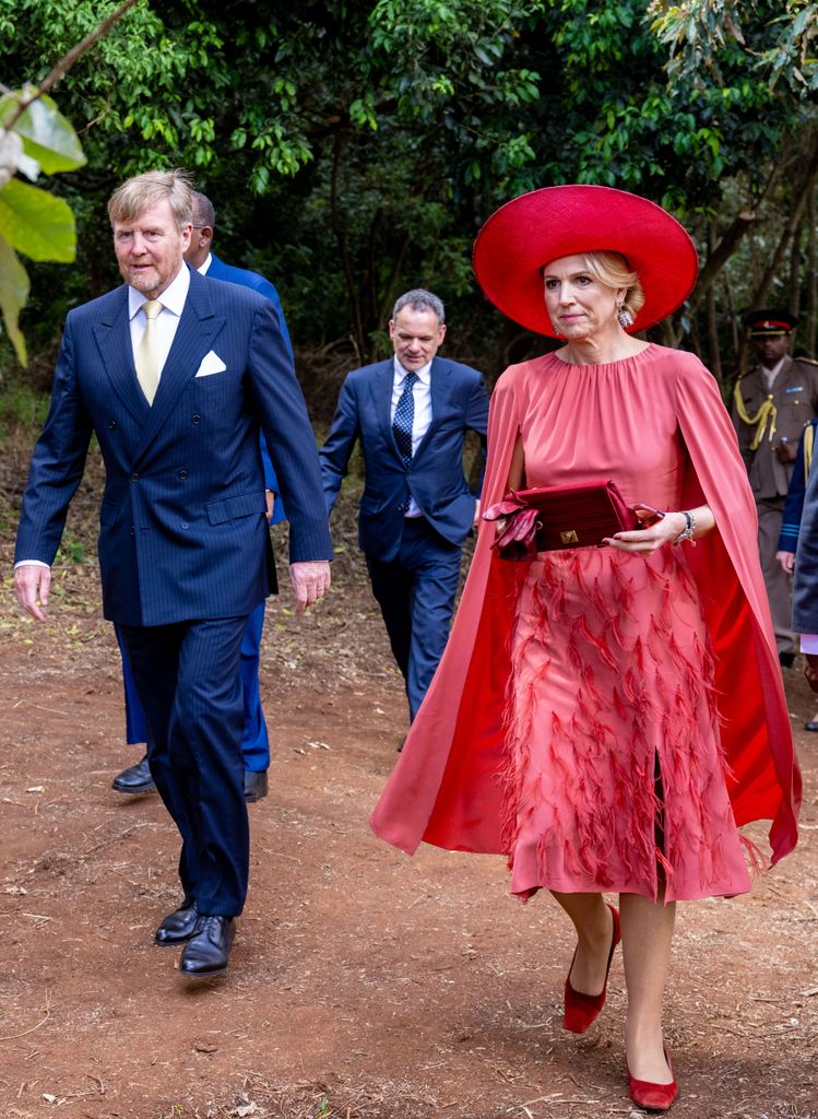 Máxima causa sensación en Nairobi con un abrigo étnico que compró en 2007 y pendientes españoles