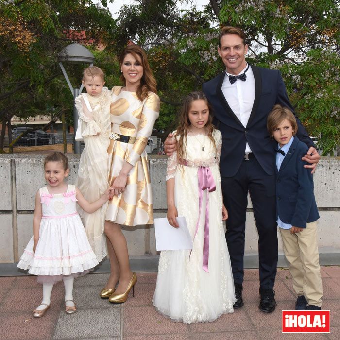 Tamara y Daniel Roque posan con sus hijos, Daniela, Leandro, Valentina (y Héctor, en un día en el que han vivido una doble celebración con bautizo y comunión
