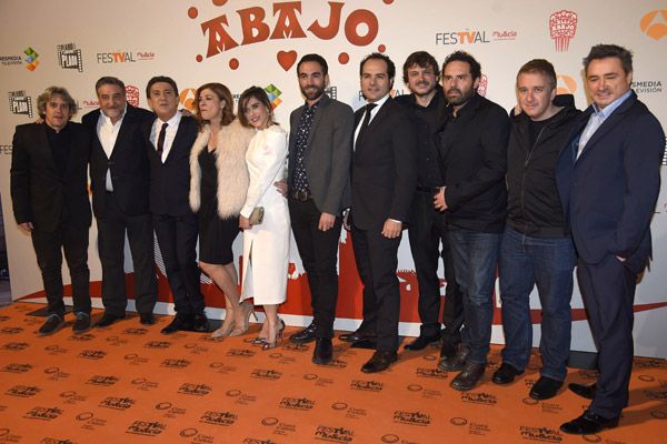 María León junto al elenco de la serie 'Allí abajo', sobre el choque entre andaluces y vascos, que hace un guiño a la exitosa película 'Ocho apellidos vascos'
