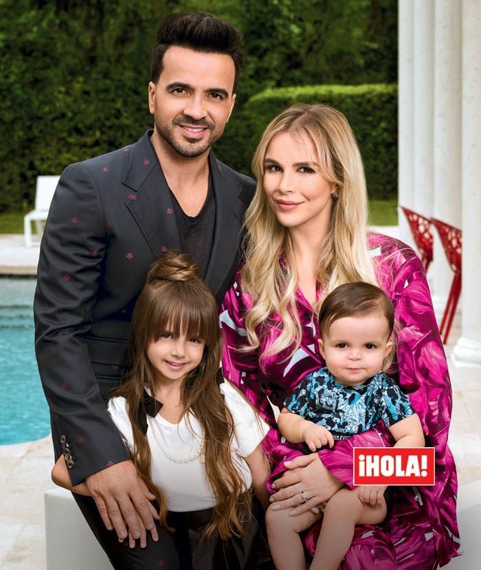 Luis Fonsi y su familia en ¡HOLA!