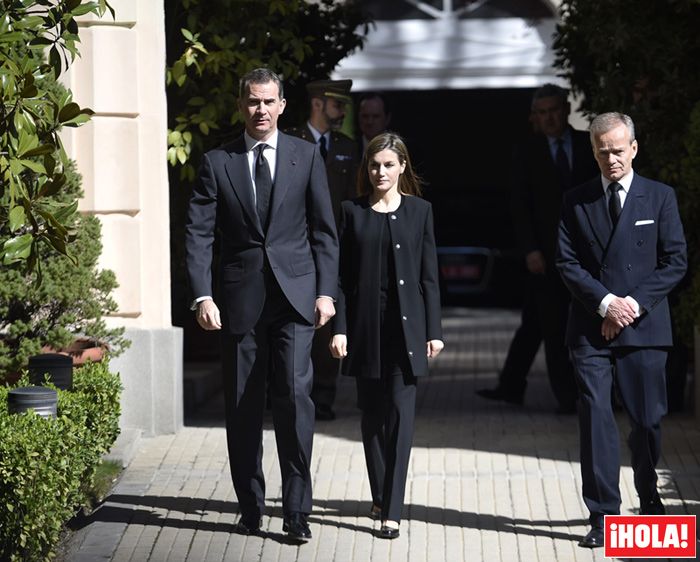 Los Reyes llegaron alrededor de las 10:45 horas de este miércoles, 23 de marzo, a la residencia del embajador belga en España, Pierre Labouverie, para trasladar en el libro de condolencias su condena por los atentados registrados este martes en Bruselas y su solidaridad con el pueblo belga.
