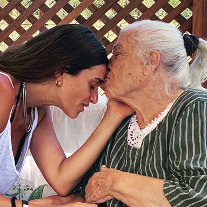 Olivia Molina con su abuela