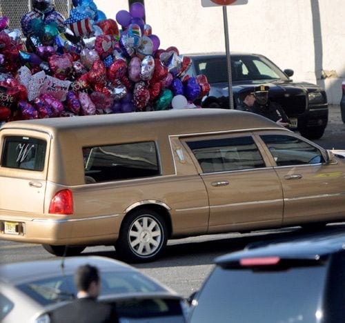 El coche fúnebre, que además de ser de color dorado lleva grabada una 'W' en el cristal de atrás y una foto de Whitney en una de las ventanillas, llegó a la iglesia baptista de New Hope escoltado por la policía de Nueva Jersey