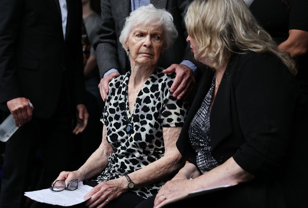 Joan Anderson VanderMolen, tía materna de los hermanos Menéndez junto al abogado Mark Gregaros