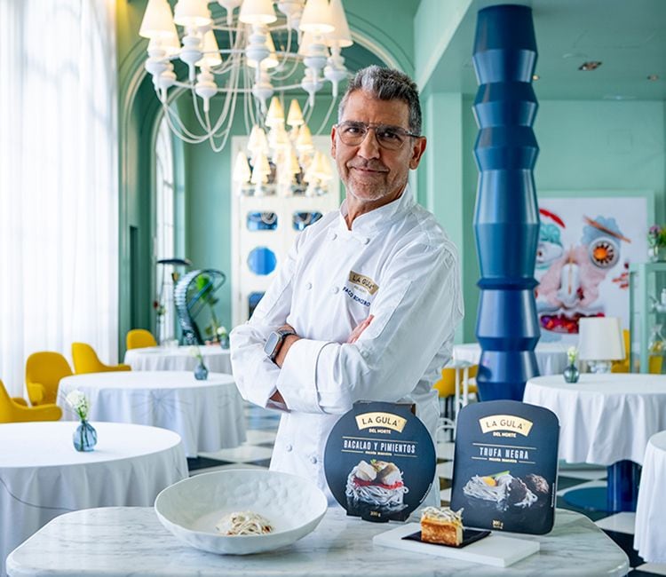 Paco Roncero con los nuevos productos de la Gula del Norte