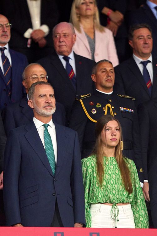 Padre e hija en el palco de autoridades