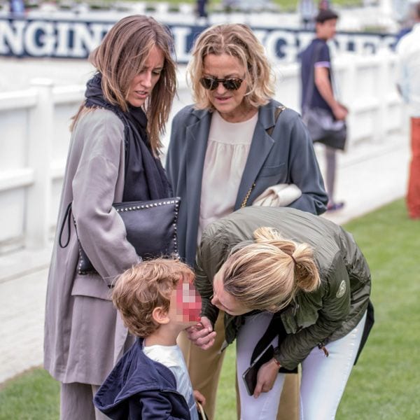 Marta estuvo arropada en este torneo por toda su familia. Sus padres, Amancio Ortega y Flora Pérez, no faltaron a esta cita tan especial, marcada por el triunfo del jinete holandés Maikel Van Der Vleuten. Y como era de esperar, todos se deshicieron en mimos con el pequeño de la casa que, a sus tres años, se ha convertido en el centro de atención de sus padres y abuelos
