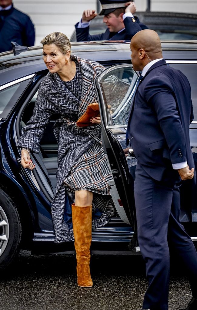 Máxima de Holanda con un look de cuadros y botas de ante 