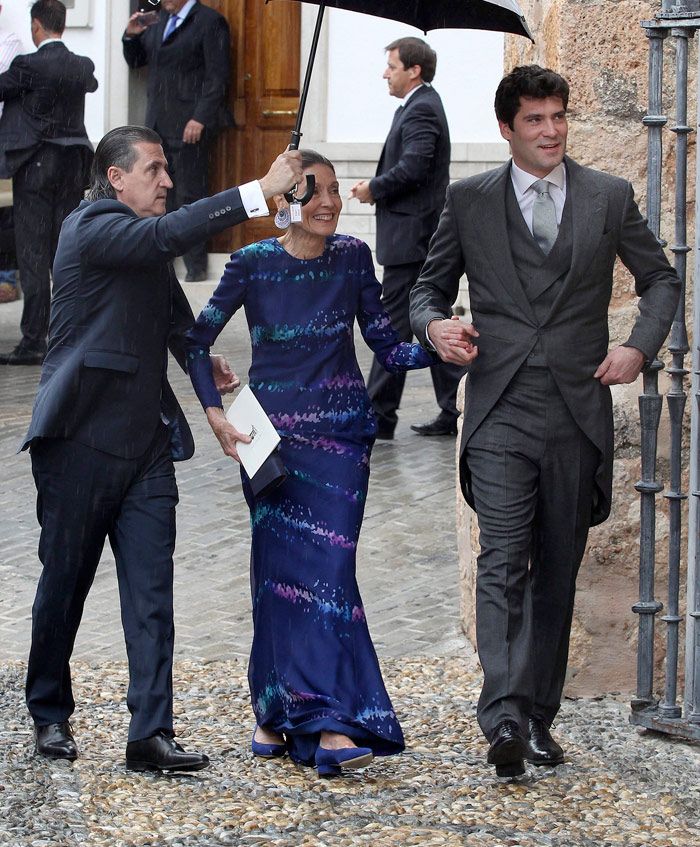 El novio, Alejandro Santo Domingo, con un elegante chaqué gris, a su llegada a la iglesia en compañía de su madre
