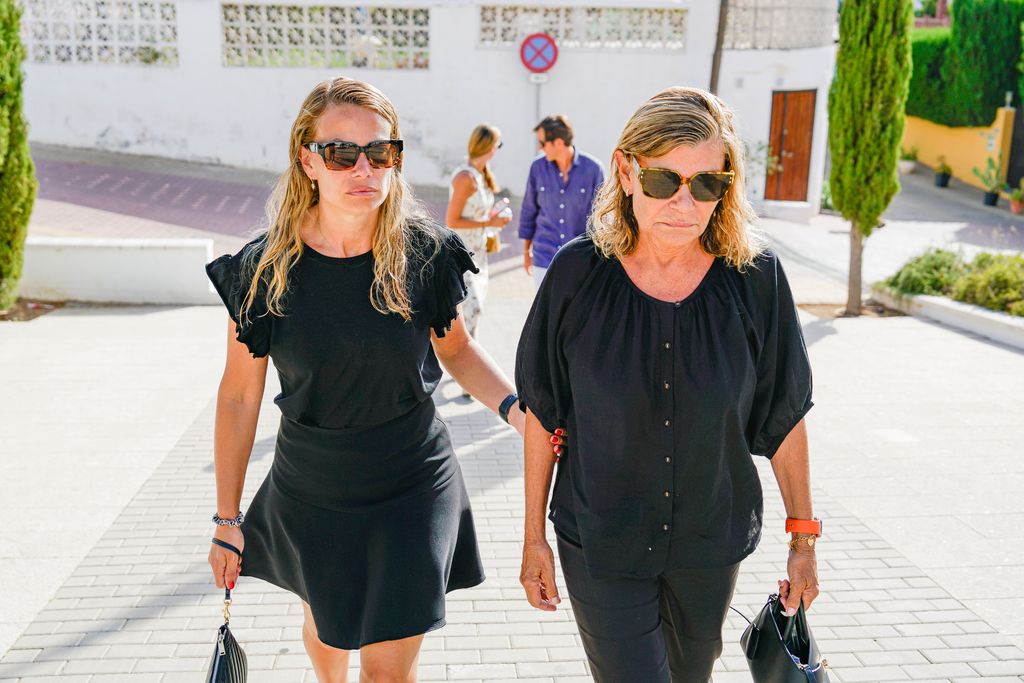 Carla Goyanes y Cari Lapique en el funeral de Carlos Goyanes