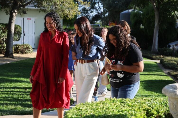 Meghan Markle con un grupo de niñas en Santa Bárbara en octubre de 2024