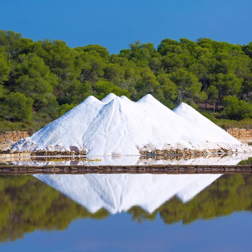 Montañas de sal en las salinas que se encuentran a escasos 900 metros del mar.