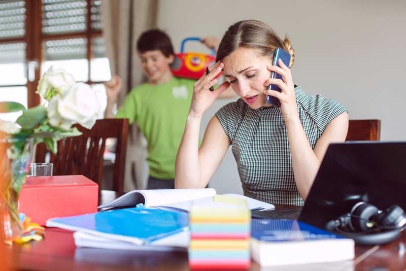 mujer teletrabajo casa 2a