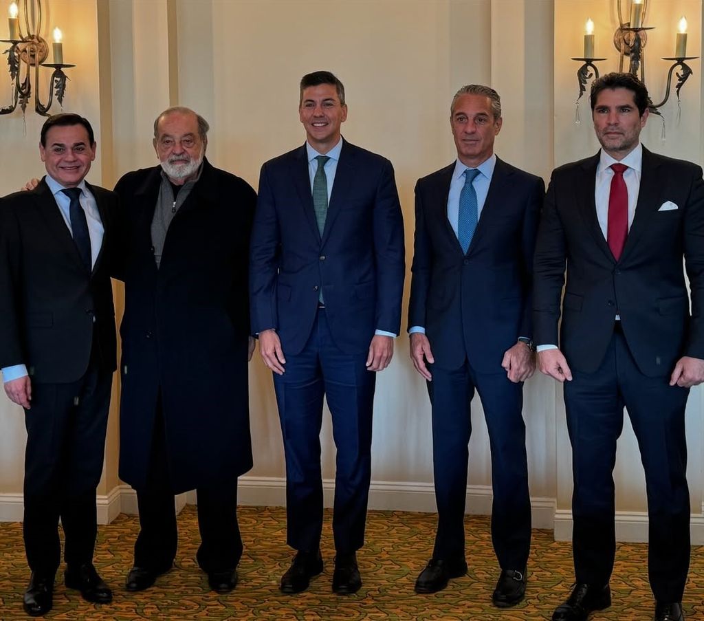 En la imagen, Carlos Slim Helú, Carlos Slim Domit, Eduardo Verástegui y el presidente de Paraguay.