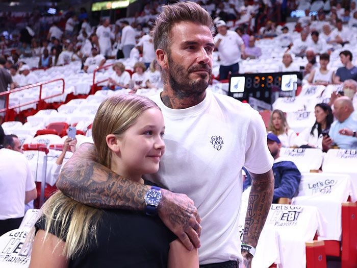 Imagen de Harper Beckham con sus padre