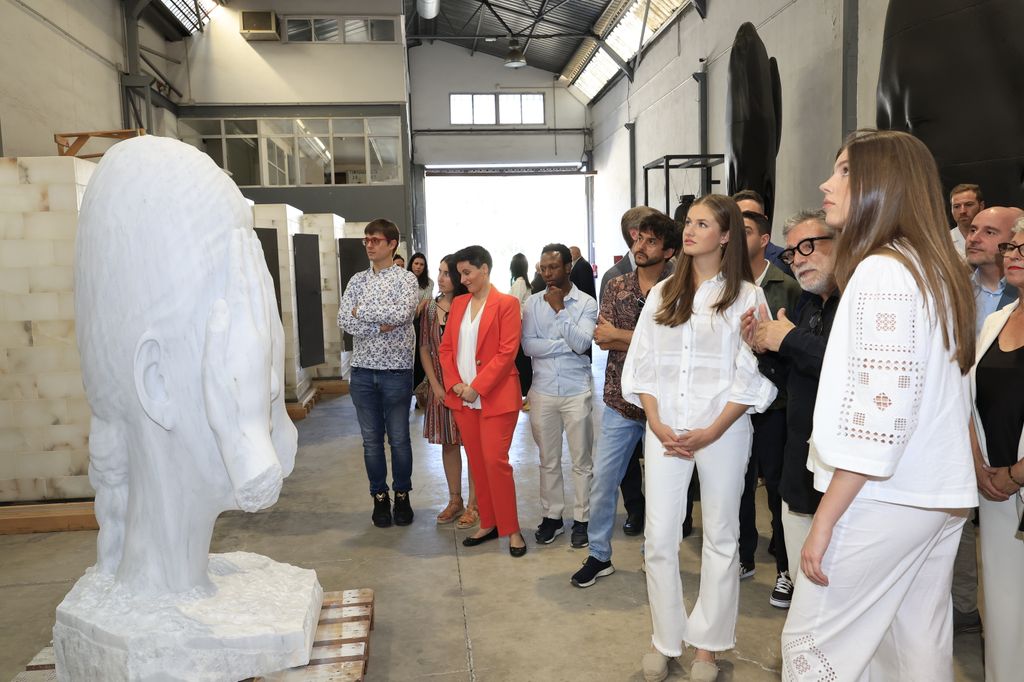 La princesa Leonor y la infanta Sofía en el taller de Jaume Plensa