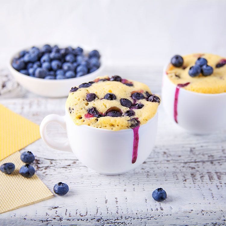 'Mug cake' de tarta de queso con arándanos