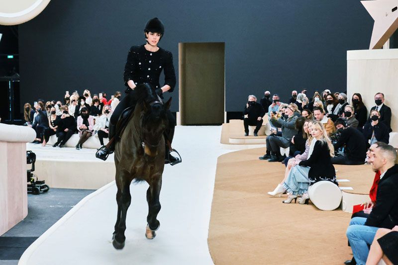 Carlota Casiraghi, a caballo en la pasarela de Chanel