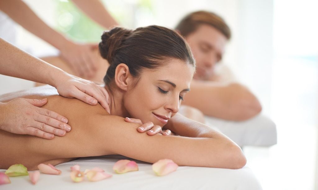 Una pareja recibe masajes placenteros en un spa