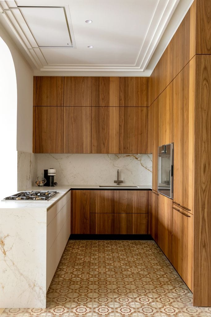 Cocina con muebles de madera