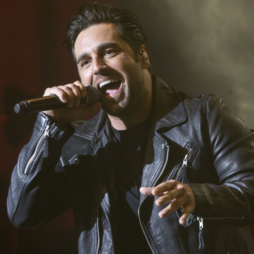 David Bustamante cantando