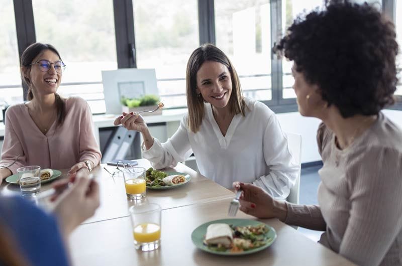 getty chicas comen oficina 