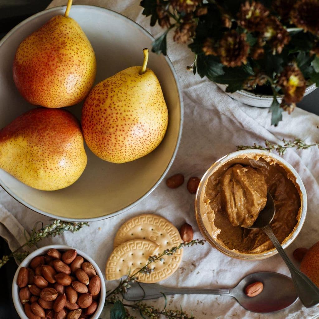 pera con crema de cacahuete