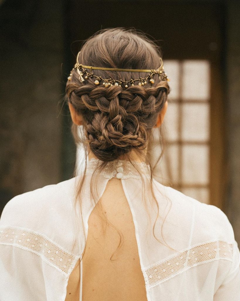 Recogido con trenzas para novias con tiara