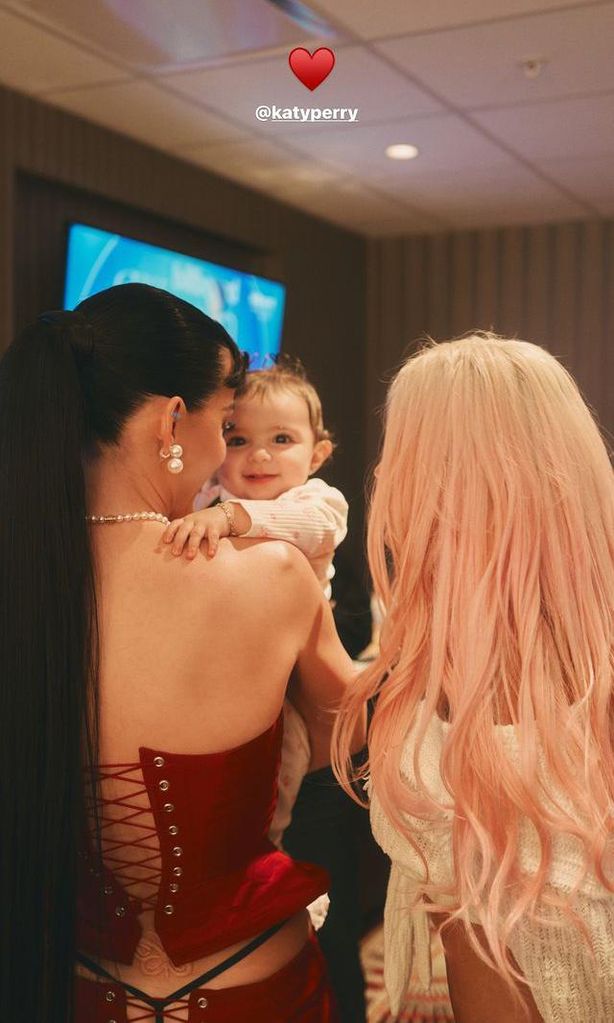 Karol G y su sobrina Sophia con Katy Perry