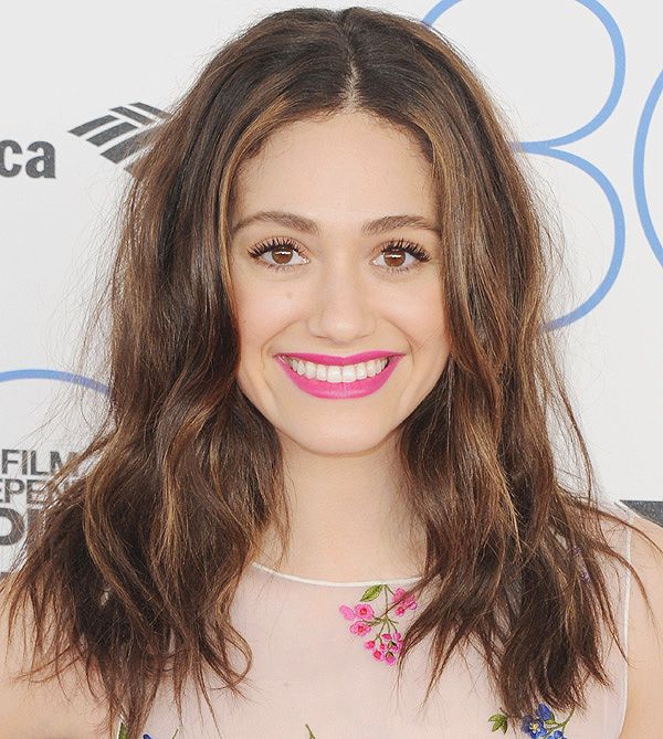 Tan romántica como siempre, la dulce Emmy Rossum presume de labios con un fucsia muy vivo.
