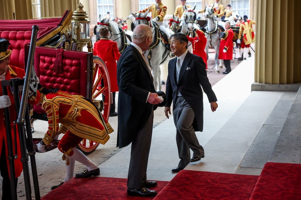 Carlos III y el emperador de Japón llegan a Buckingham Palace