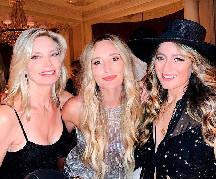 Kelly Emberg, expareja de Rod Stewart, y su hija Ruby, miembro del dúo 'The Sisterhood band'