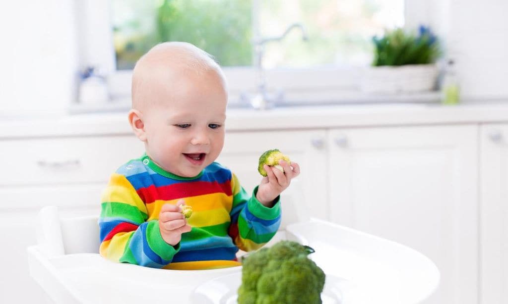 beb comiendo brocoli