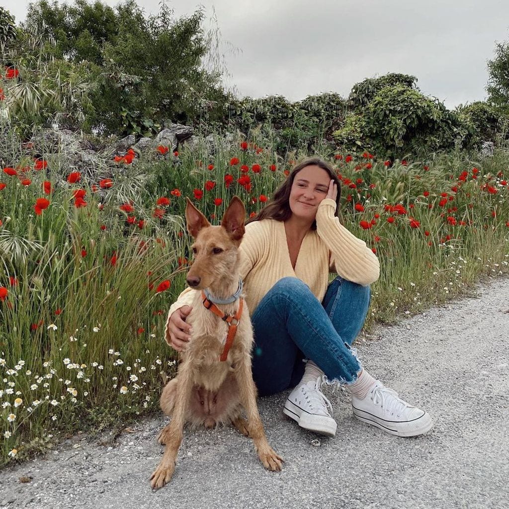 Marta Pombo con su perra Gaia