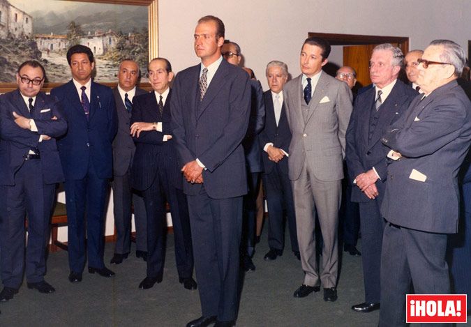 En esta imagen, tomada en 1972, aparece el Duque de Calabria, detrás del rey Juan Carlos, por entonces Príncipe de Asturias, en la inauguración de la Residencia Casasolar Santo Duque de Gandía perteneciente a la Real Asociación de Hidalgos de España © Real Asociación de Hidalgos de España
