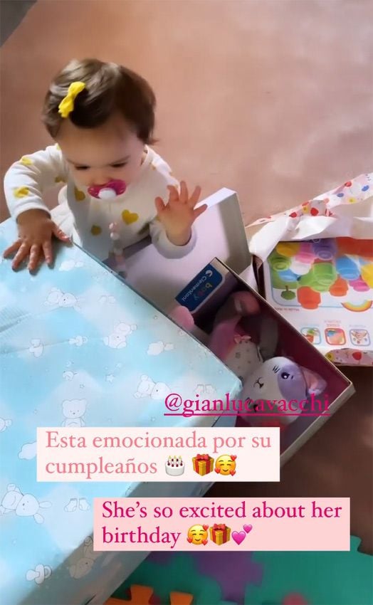 Sharon Fonseca y Gianluca Vacchi con su hija