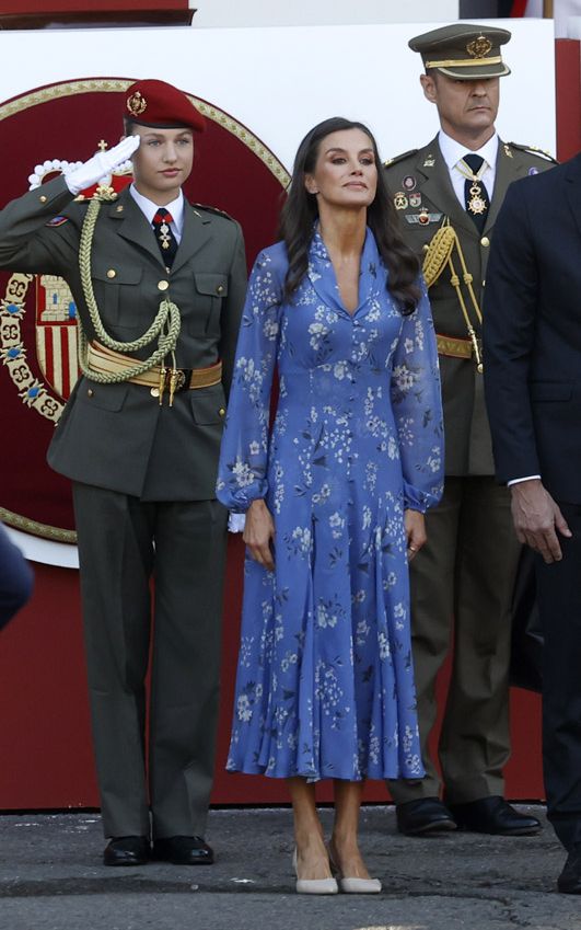 La reina Letizia estrena un vestido español de tejido reciclado para celebrar la Fiesta Nacional 2023