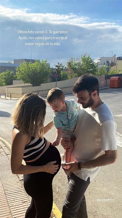 Imagen de Núria Tomás y Agus Puig con su hijo Apolo