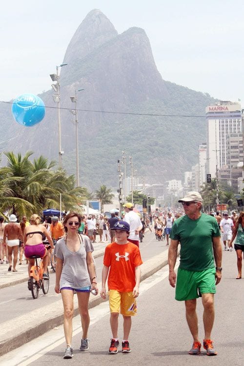 Harrison Ford, Calista Flockhart y su hijo Liam, de paseo por la playa de Ipanema 