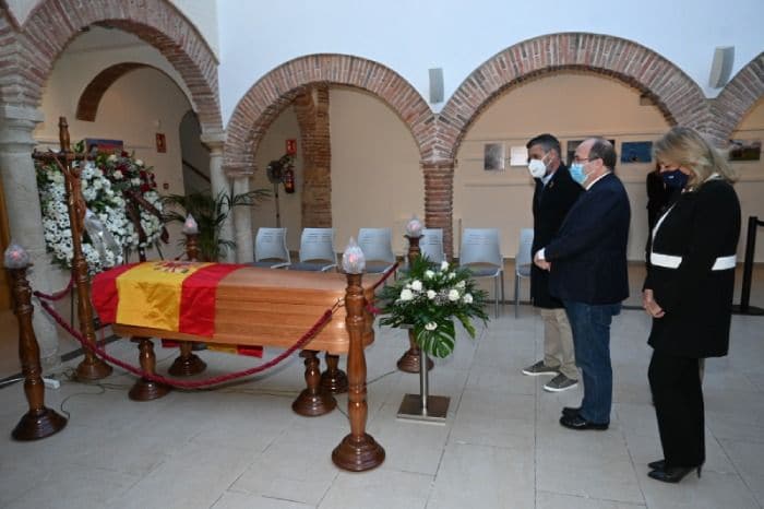 Capilla ardiente de Manolo Santana: su viuda, Claudia Rodríguez, Feliciano López y autoridades