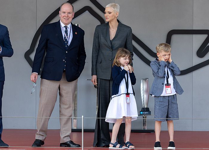 Alberto y Charlene de Mónaco con sus hijos