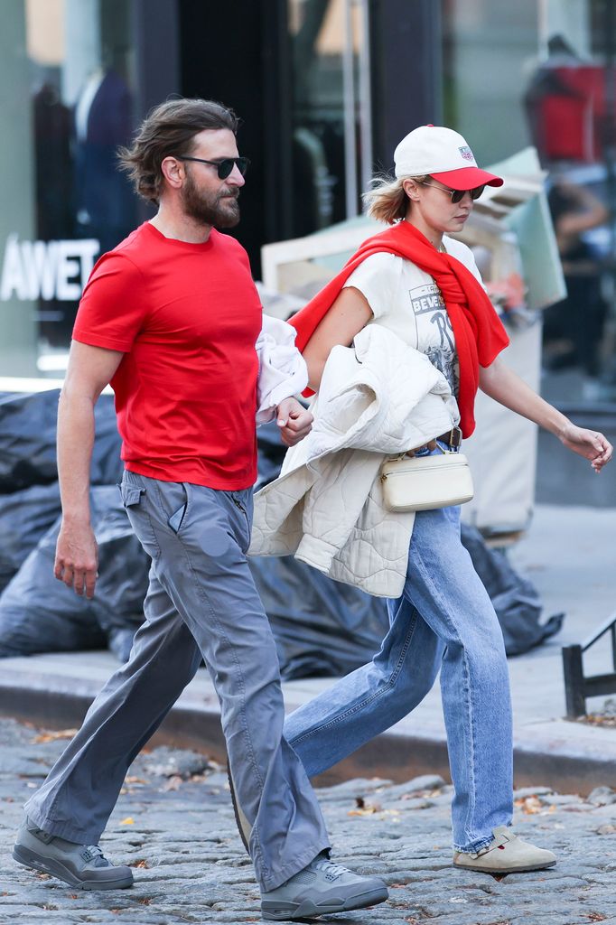 Bradley Cooper y Gigi Hadid coordinaron sus looks para un paseo por NoHo en Nueva York