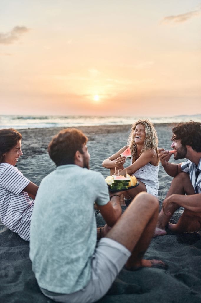 amigos playa riendo