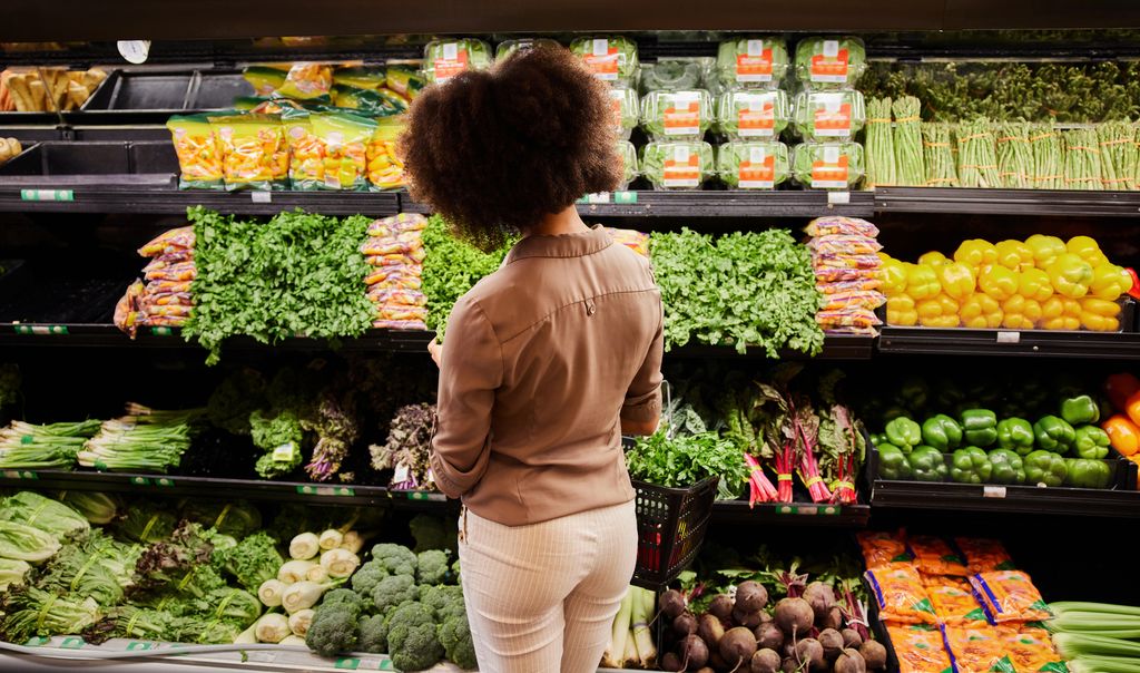 Mujer comprando verduras 