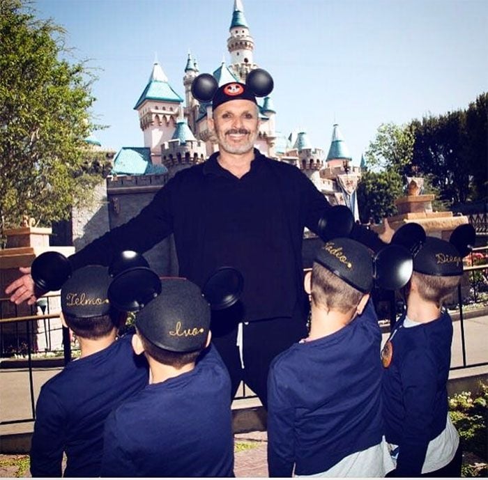 Miguel Bosé con sus hijos