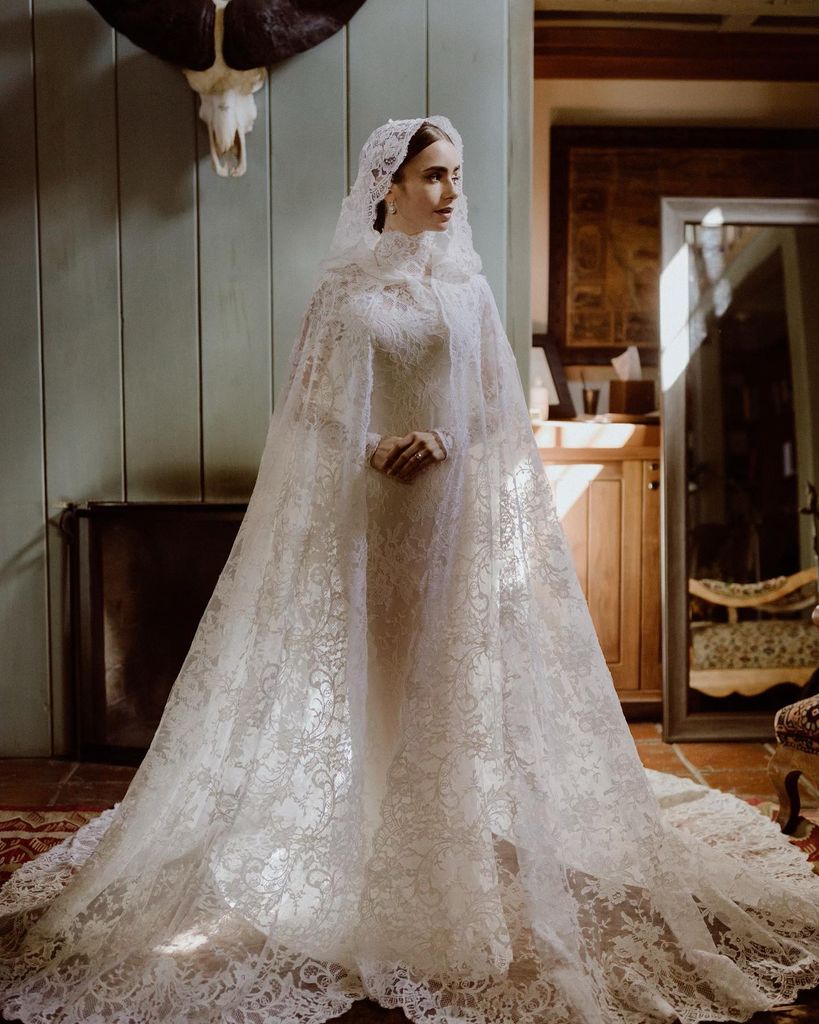 Vestido de novia de Lily Collins de encaje