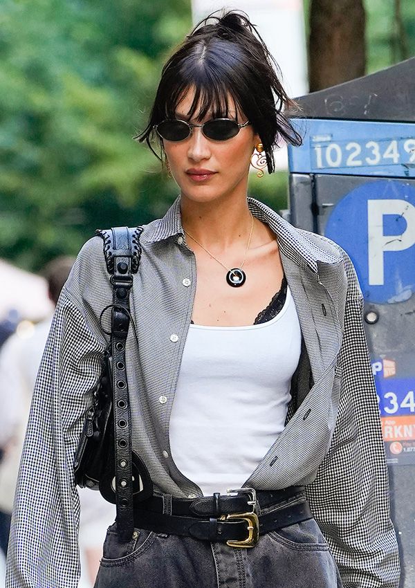 Bella Hadid con flequillo largo paseando por las calles de Nueva York