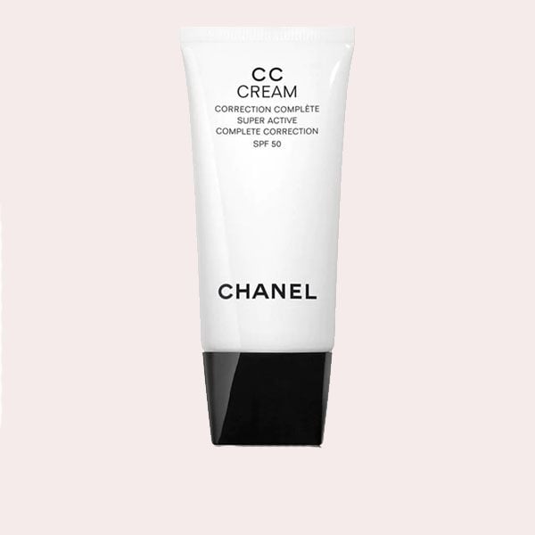 PARA UN ACABADO LUMINOSO Y NATURAL: Correction Complete Super Active Chanel CC Cream SPF50