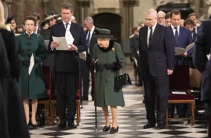 El príncipe Andrés junto a la reina Isabel en el servicio de acción de gracias en memoria del duque de Edimburgo